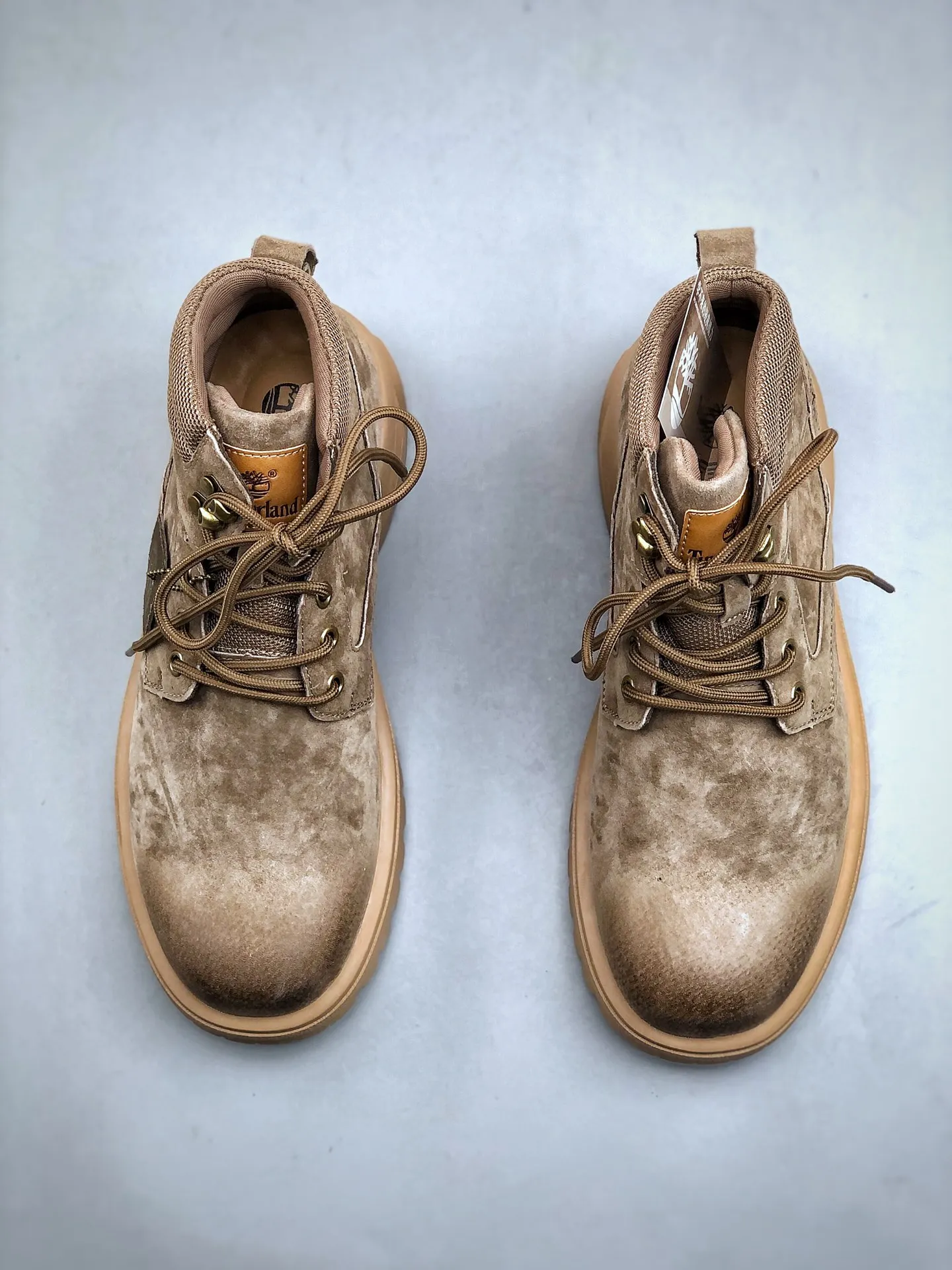 Local self-pickup💰560 supports store release. New goods🚀#Timberland Timberland/Timberland outdoor mid-cut casual rhubarb boots series. Guangdong factory quality. Original box and original packaging. The fabric is made of Italian 🇮🇹 top-grade frosted fine-grained cowhide. It is paired with anti-odor and anti-corrosion genuine leather latex insoles to give you a perfect wearing experience. High-quality and durable. A must-have for sportsmen. Specially designed to treat those who are not handsome. High-quality and first-class foot feel. Size: 38 39 40 41 42 43 44 (leather shoe size)